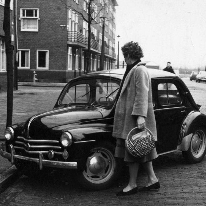 In 1959 werd Van Someren met 32 jaar het jongste vrouwelijke Kamerlid tot dan toe. Hier staat ze bij haar zwarte ‘rolmops’ zoals ze haar autootje noemde – eigenlijk een Renault 4CV.