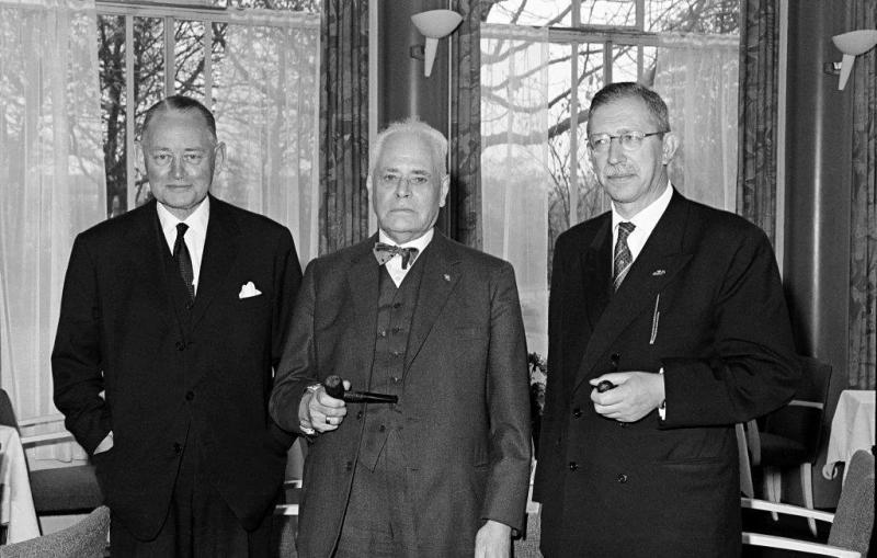 Stikker, Oud en partijvoorzitter Van der Pols (vlnr) bij de benoeming van Oud tot ere-voorzitter in 1963.