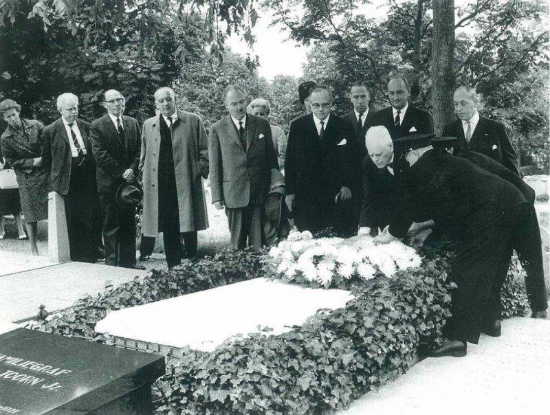 Toxopeus staande achter Oud, die een krans legt op het graf van Thorbecke, 1961