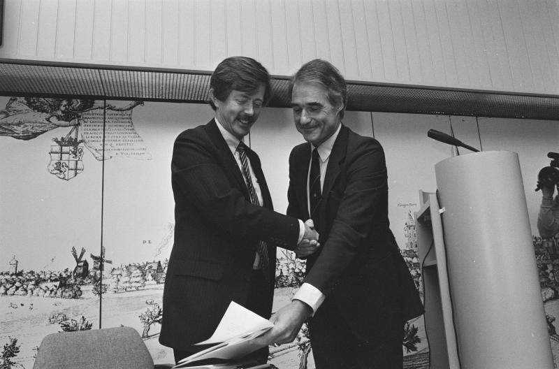 Voorhoeve en De Korte op een partijraad in 1986.