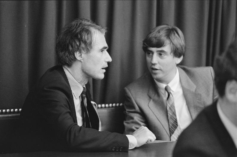 De Korte in gesprek met Nijpels in de Tweede Kamer. Rudolf de Korte in gesprek met Ed Nijpels in de Tweede Kamer