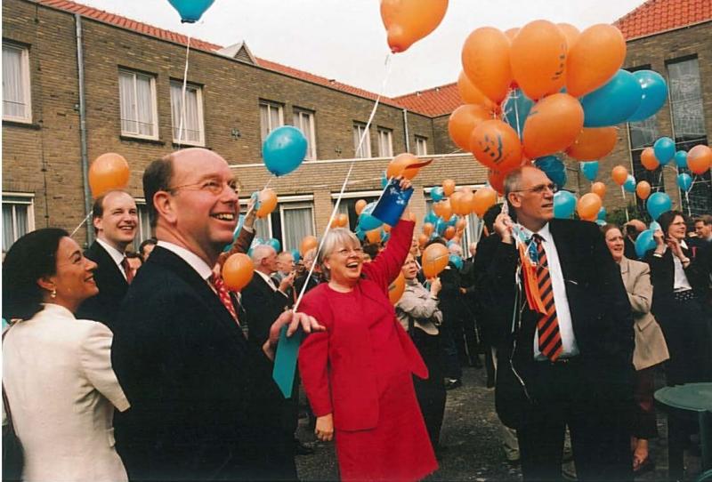 Hans Dijkstal en partijvoorzitter Bas Eenhoorn bij 55e algemene ledenvergadering van de VVD in 2002