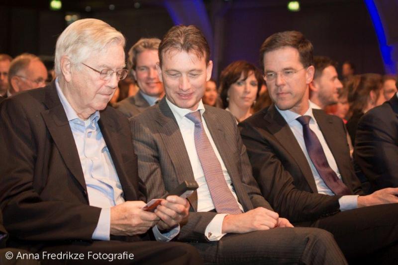 Bolkestein brengt zijn stem uit op het VVD-congres in 2014, wat voor het eerst elektronisch kan; fractievoorzitter Halbe Zijlstra en premier Mark Rutte kijken toe