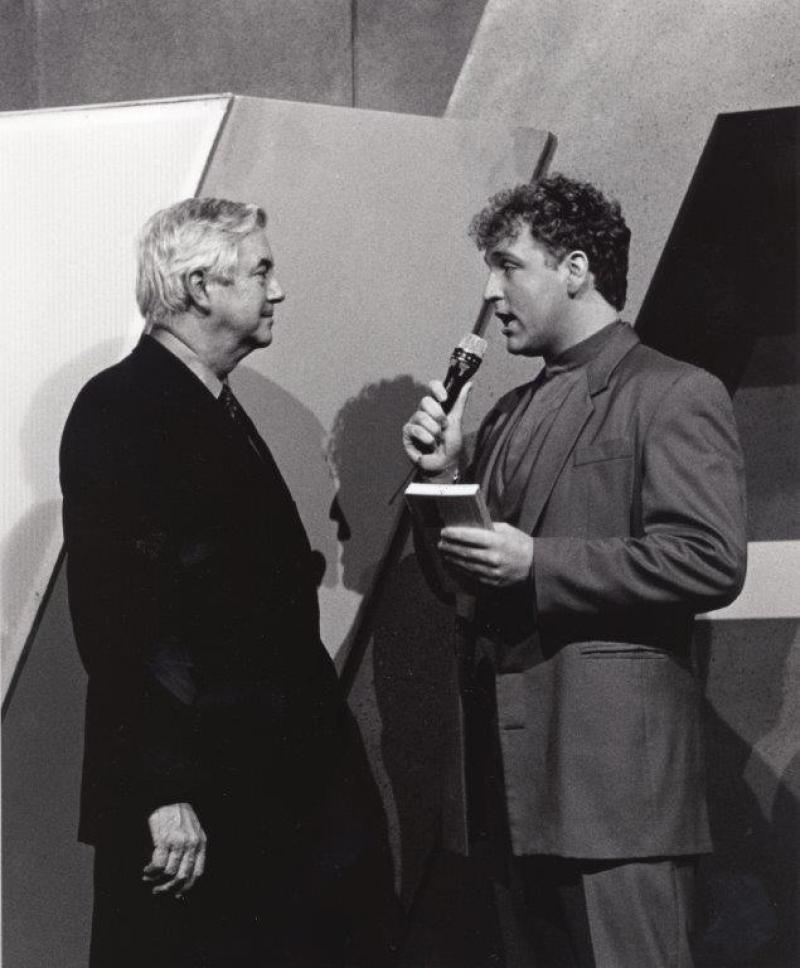 Meer vrolijkheid: Frits Bolkestein en zanger Gordon op een partijcongres, midden jaren negentig