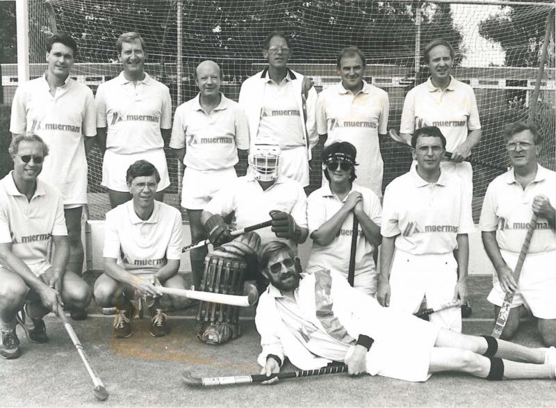 Hans Dijkstal (midden achter) in het VVD-hockeyteam in de jaren negentig