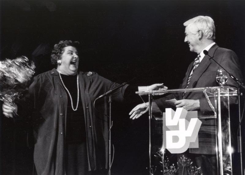 Erica Terpstra en partijleider Frits Bolkestein op een algemene vergadering in het midden van de  jaren negentig
