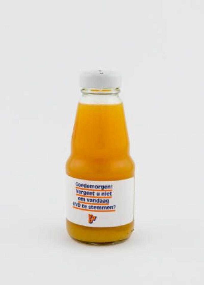 Flesje sinaasappelsap met opschrift: Goedemorgen! Vergeet u niet vandaag VVD te stemmen?