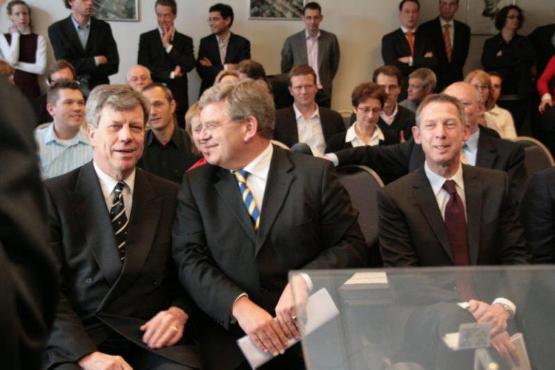 Voorzitterverkiezingen 2008: Ivo Opstelten (l) versus Onno Hoes (r). In het midden: scheidend voorzitter Jan van Zanen