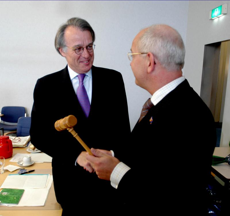 Gerrit Zalm draagt de voorzittershamer van de Tweede Kamerfractie in 2003 over aan Jozias van Aartsen