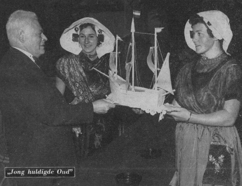 Overhandiging van een driemaster (de naam van het JOVD orgaan) aan Oud ter gelegenheid van zijn benoeming tot erevoorzitter van de JOVD in 1957