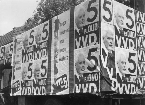 Verkiezingsaffiches voor de Tweede Kamerverkiezingen van 1956.