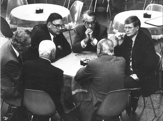Partijraad met Wiegel, Ginjaar, Van Aardenne, Tuynman, Toxopeus en De Koster in 1979. 