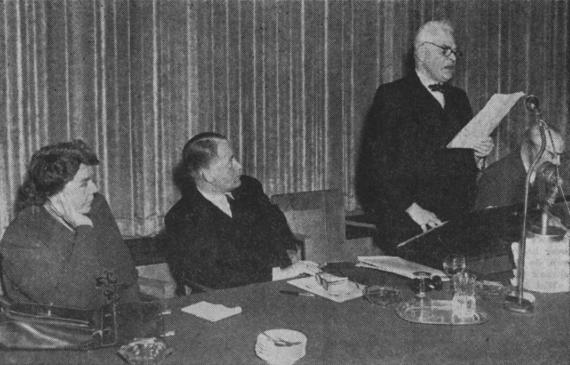 Oud tijdens de oprichtingsvergadering van de VVD in 1948, naast hem mede-oprichter Stikker.